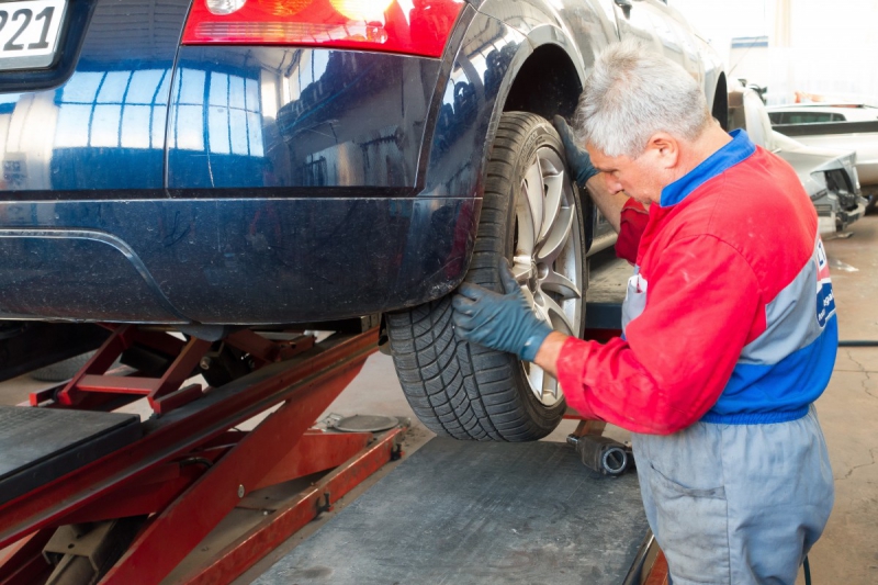 vente-VALLAURIS-min_auto_repair_repair_lift_auto_mechanic_work_clothes_master_professional_man_of_the_fold-685629
