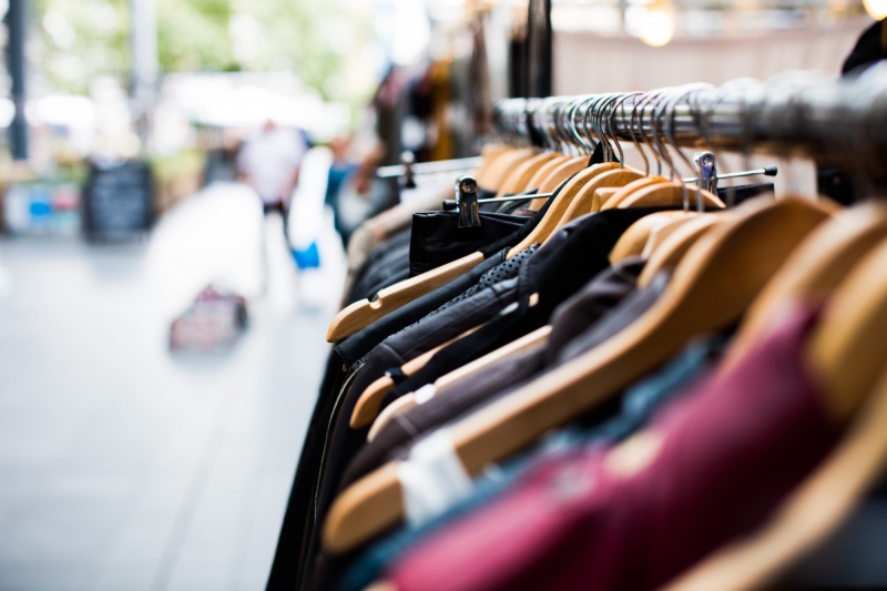 vente-VALLAURIS-min_blur_close_up_focus_hanger_jacket_market_people_rack-1176303