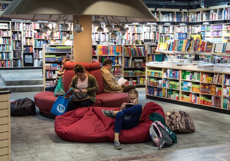vente-VALLAURIS-min_books_bookstore_book_reader_readers_reading_shop_sale_books-849006