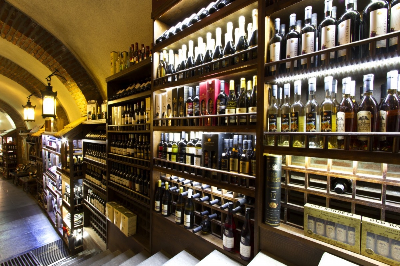 vente-VALLAURIS-min_world_street_travel_shop_canon_georgia_wine_bottles-429767